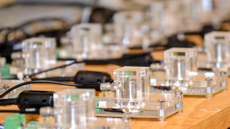 The MIT researchers used a customized experimental platform to simultaneously record acoustic emissions and perform electrochemical tests on lithium ion batteries.