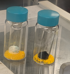 Two vials showing the start of the redox reaction on the left and the end of the reaction on the right.