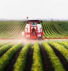 Reducing the amount of agricultural sprays used by farmers could decrease polluting runoff, while at the same time cutting farmers’ costs and perhaps enhancing productivity.