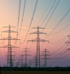 A new MIT study on expanding the U.S. electrical grid outlines the tradeoffs among reliability, cost, and emissions for different expansion strategies.
