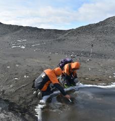 Researchers Ian Hawes of the University of Waikato and Marc Schallenberg of the University of Otago measure the physicochemical conditions of a meltwater pond.
