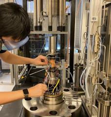 Postdoc Tiange Xing conducts an experiment in the Peč Lab related to the group’s newly funded project to expand understanding of new processes for storing CO2 in basaltic rocks by converting it from an aqueous solution into carbonate minerals.
