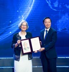 Vietnam’s Deputy Prime Minister Tran Hong Ha presented Susan Solomon with the VinFuture Award for Female Innovator at an award ceremony on Dec. 20 in Hanoi, Vietnam. Solomon was recognized for her work on ozone depletion and the creation of the Montreal Protocol.